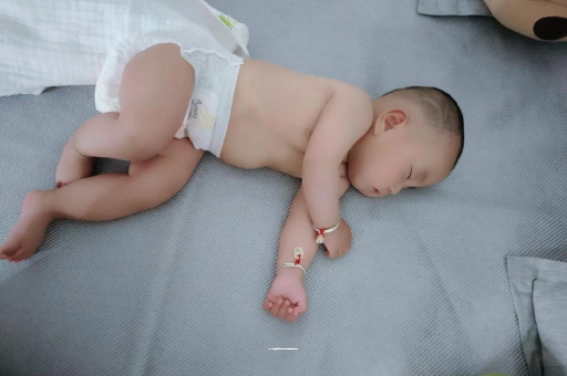 图木舒克三个月宝宝抬头不稳